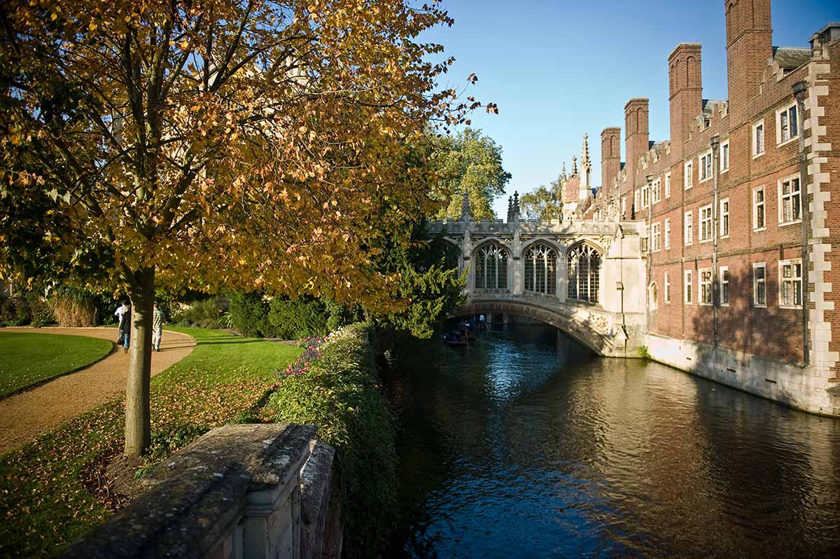 Cambridge walk along the riverside