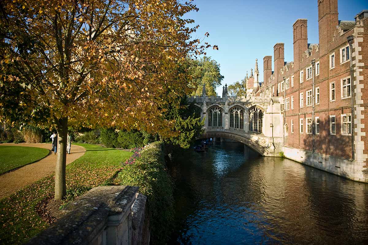 Cambridge walk along the riverside